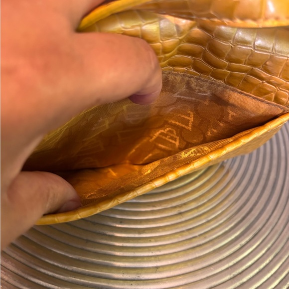 ✨ Kathy Van Zeeland Gold Croc-Embossed Crossbody Bag 👜 - Picture 10 of 12